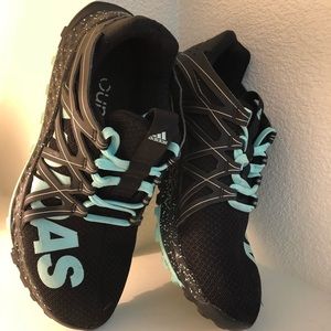 Adidas vigor bounce.Only worn for an hr. Too small